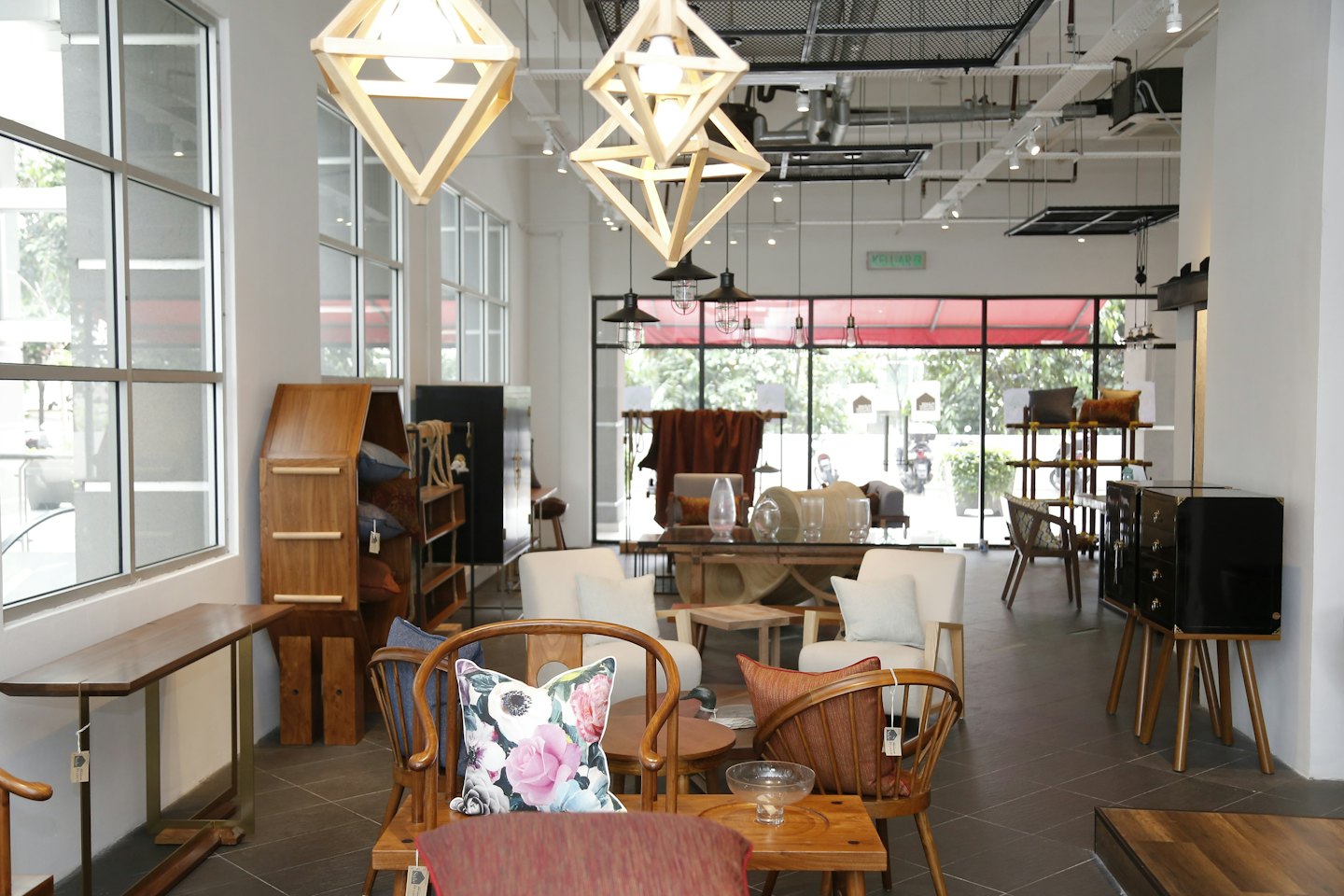 Arredamento moderno in legno esposto in uno showroom illuminato dal sole.
